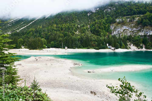 Der Raibl-See oder Predil-See an der italienischen Seite des Predil-Passes im Herbst 2022