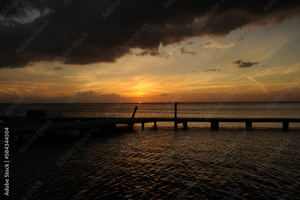 atardecer y muelle