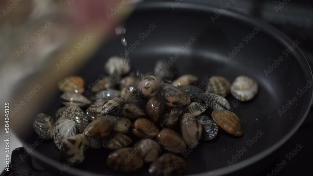 あさりの酒蒸しを作る様子 あさりの酒蒸しを作る様子
