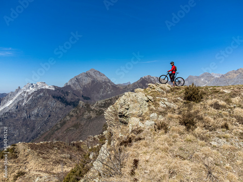 Un mountain biker su di una vetta delle Alpi Apuane in un giorno di primavera in Alta Versilia, Toscana.