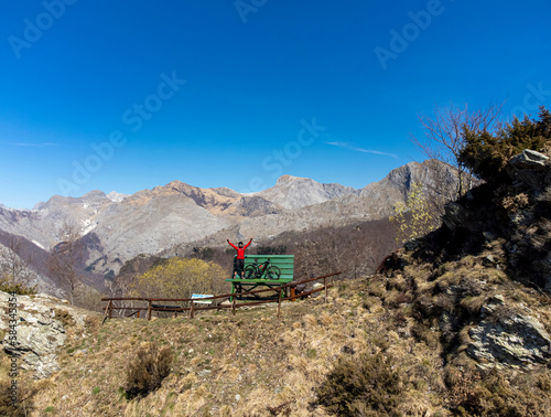 Un mountain biker sulla grande panchina a Passo Croce sulle Alpi Apuane, in Alta Versilia, Toscana