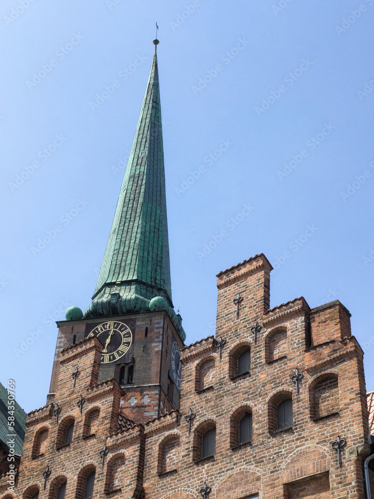 Lübeck - Jakobikirche hinter alten Giebeln, Schleswig-Holstein, Deutschland, Europa