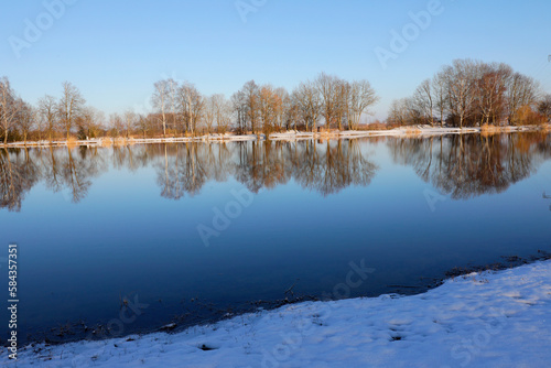 See mit Landschaft im Winter, Bayern, Deutschland, Europa