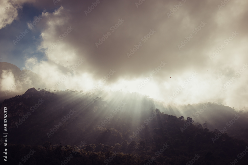 Fototapeta premium montaña y nubes