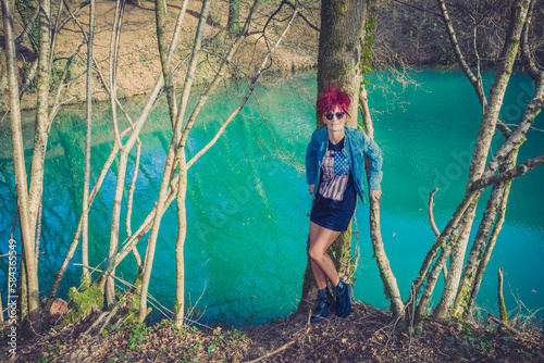 Femme au bord du Lac Bleu de Vareilles à Ambérieu-en-Bugey photo