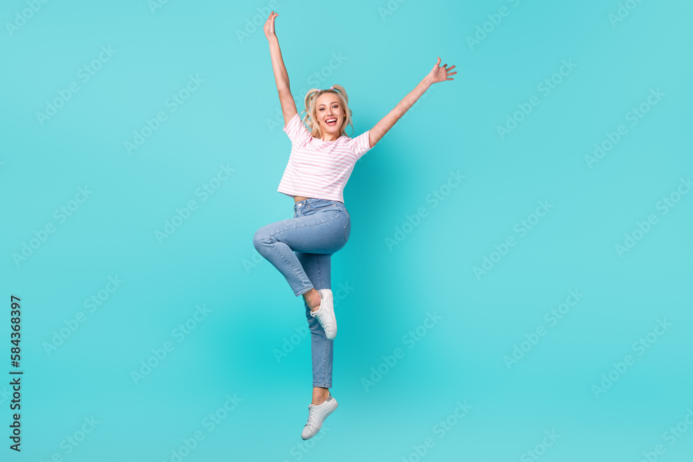 Obraz premium Full size photo of cheerful satisfied woman wavy hairdo striped t-shirt raising hands up flying isolated on bright teal color background