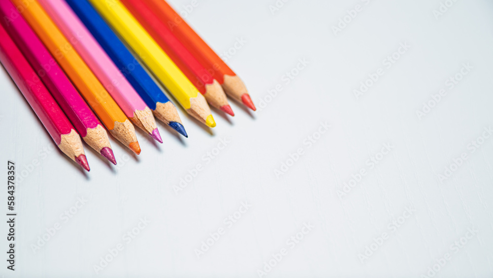 Naklejka premium Lápices de colores aislados sobre fondo blanco. De vuelta a la escuela.