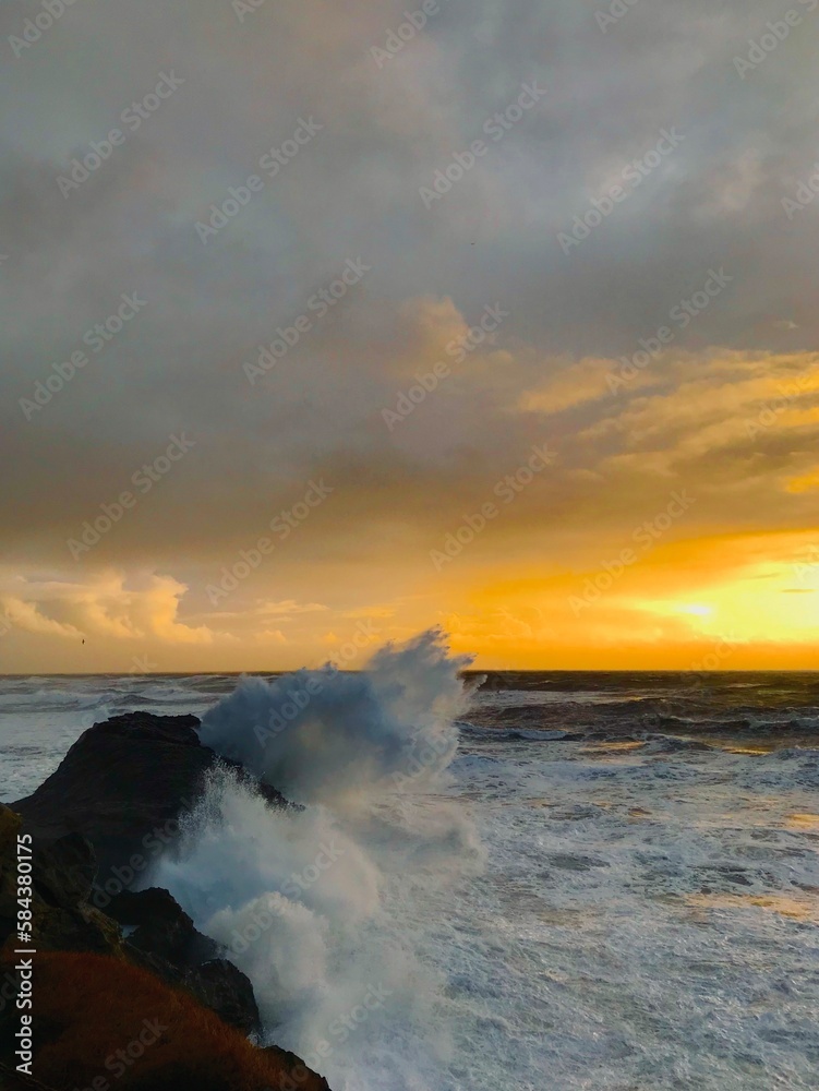 Coucher de soleil sur l'océan avec vagues