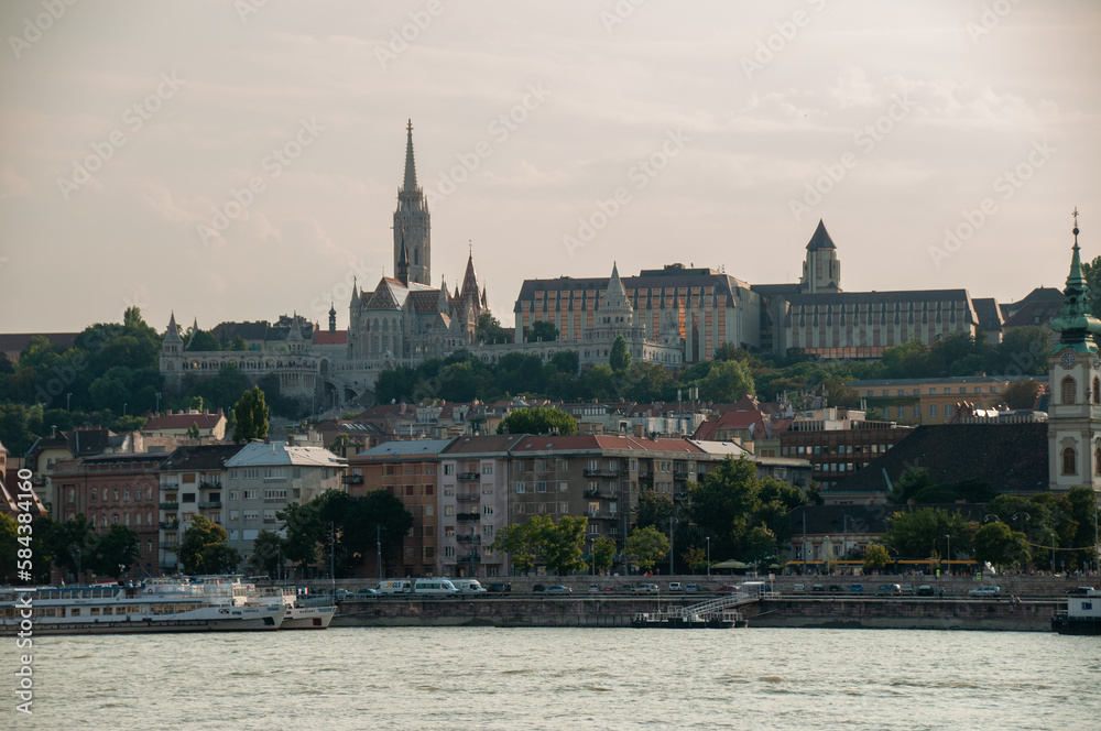 Obraz premium Buildings, boats and the Danube River in Budapest