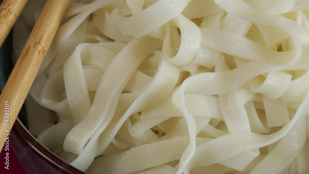 plat de nouilles chinoises en gros plan plat de nouilles chinoises en gros plan
