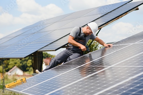 Φωτογραφία Male engineer in protective helmet installing solar photovoltaic panel system