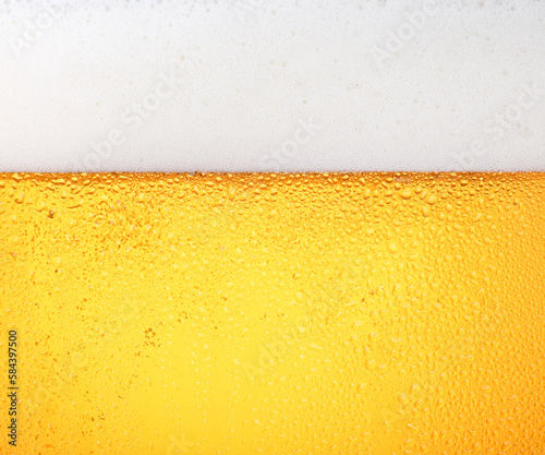 Close up background of beer with bubbles in glass © breakingthewalls