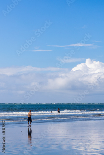 couple walking on the beach © Sascha