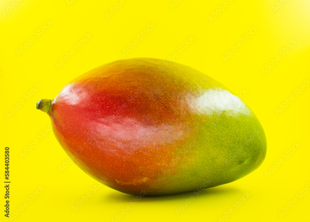 linda manga verde e vermelha com fundo amarelo linda manga verde e vermelha com fundo amarelo