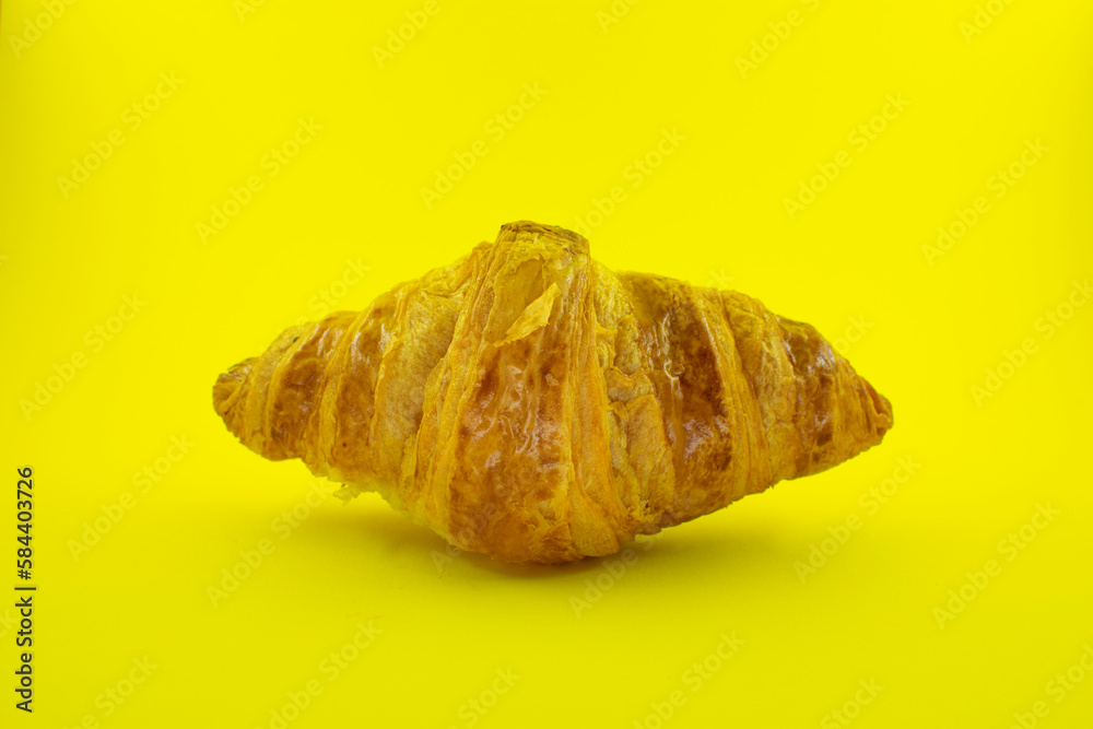 1 croissant com fundo amarelo 1 croissant com fundo amarelo