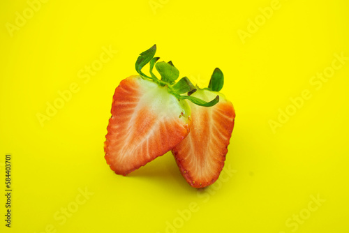 morango maduro e suculento cortados ao meio em um fundo branco photo