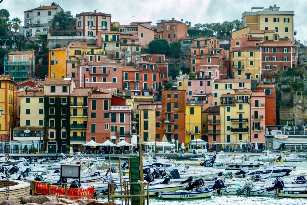 Bunte Häuser am Hafen von Lerici, Ligurien, Italien.