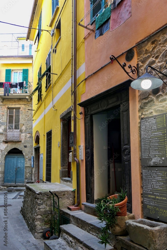 Straßenscene mit bunten Häusern in einem ligurischen Dorf, Italien.