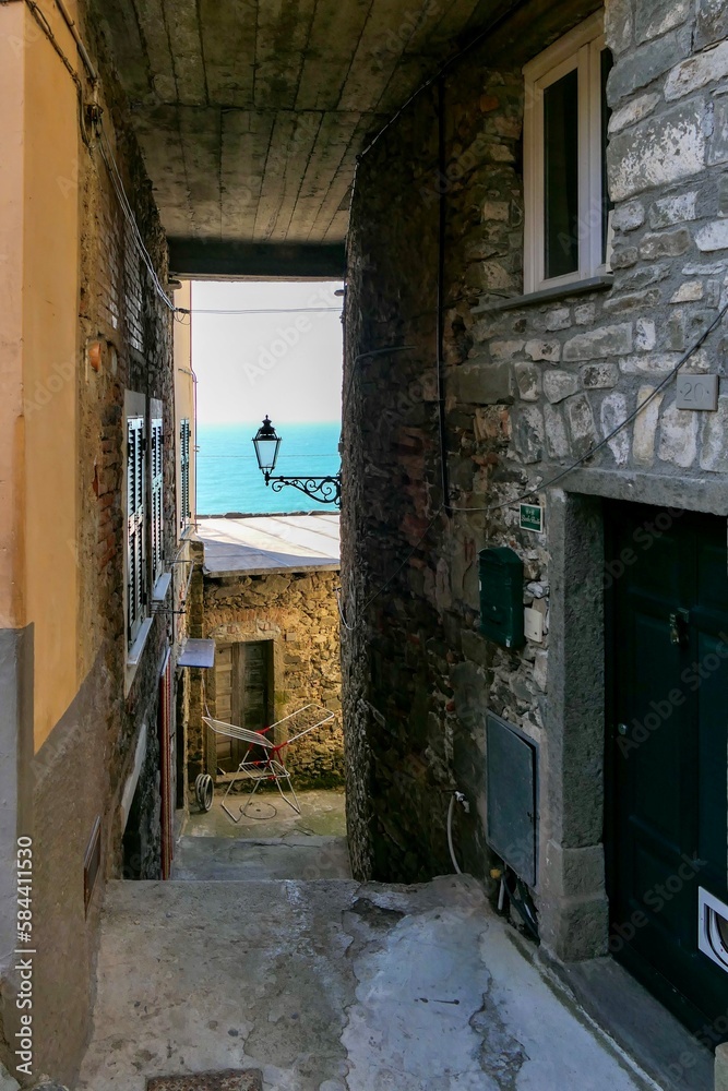 Gasse mit Meerblick in einem ligurischen Dorf, Italien.