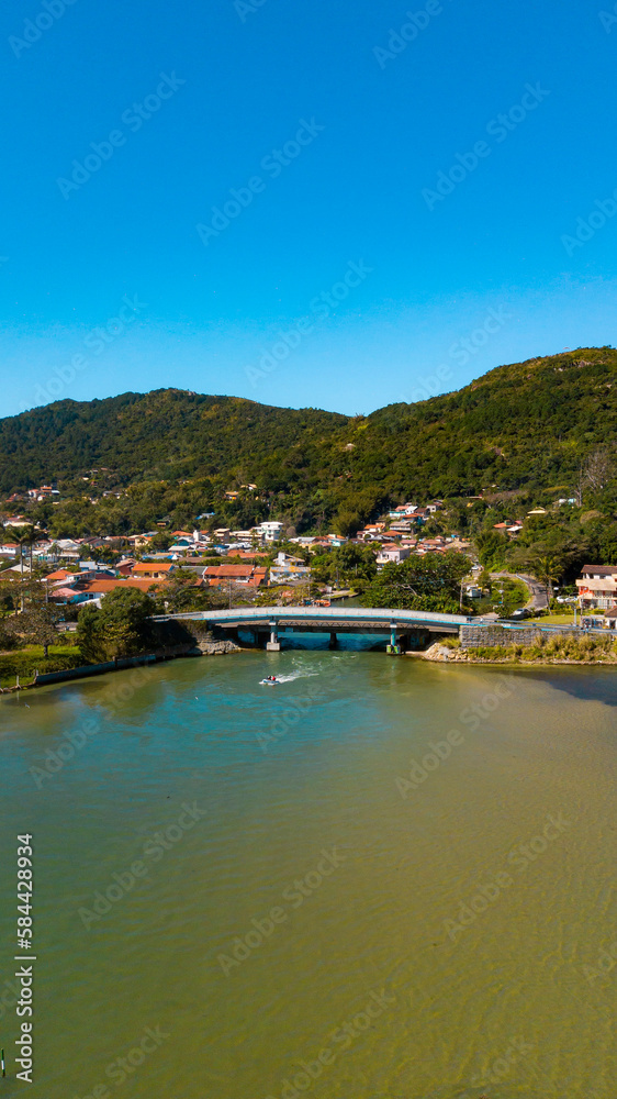 Ilha Praia Paisagem Natureza Paradisiaca Floripa Barra da Lagoa Florianopolis Santa Catarina Litoral Canal Mar Oceano Atlantico Trilha Pedras Rochas Verão Brasileiro Brasil Turismo Turístico Temporada