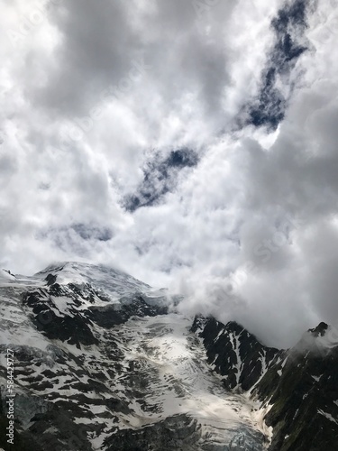 Montagne enneigée au milieu des nuages