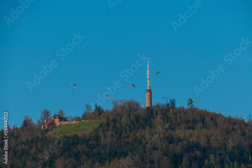 Gleitschirmflieger über dem historischen Merkur Turm Baden-Baden