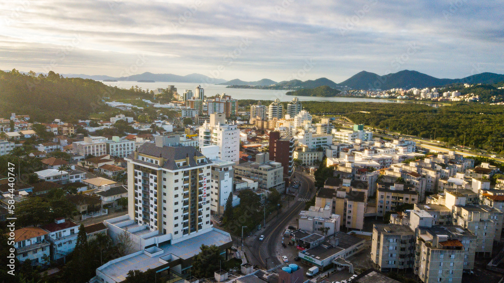 Obraz premium Paisagem Urbana Cidade Florianopolis Centro Trindade Itacorubi Beira Ilha Mar Baía Norte Morro da Cruz Prédios Arquitetura Engenharia Urbanismo Santa Catarina Por do Sol Drone Aérea