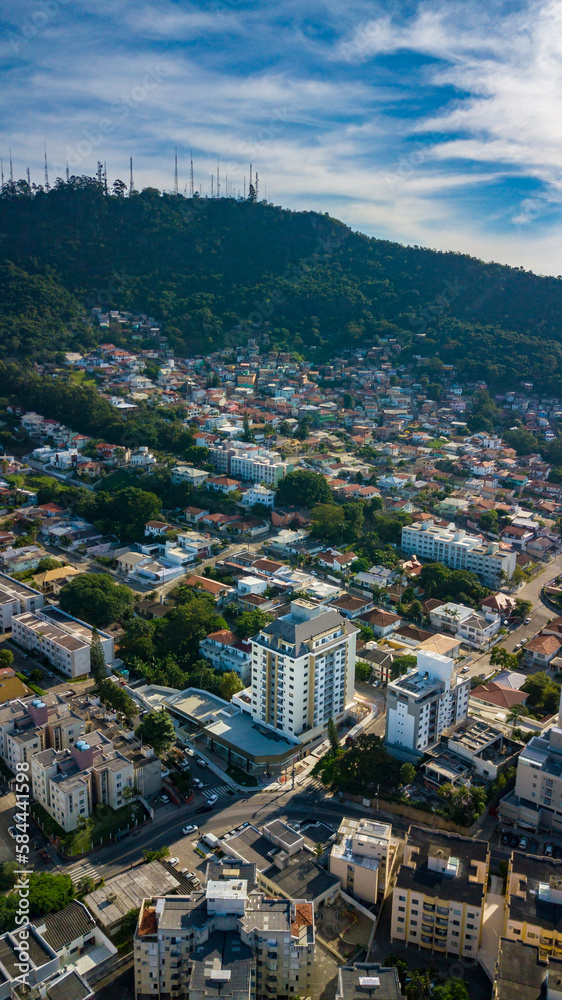 Naklejka premium Paisagem Urbana Cidade Florianopolis Centro Trindade Itacorubi Beira Ilha Mar Baía Norte Morro da Cruz Prédios Arquitetura Engenharia Urbanismo Santa Catarina Por do Sol Drone Aérea