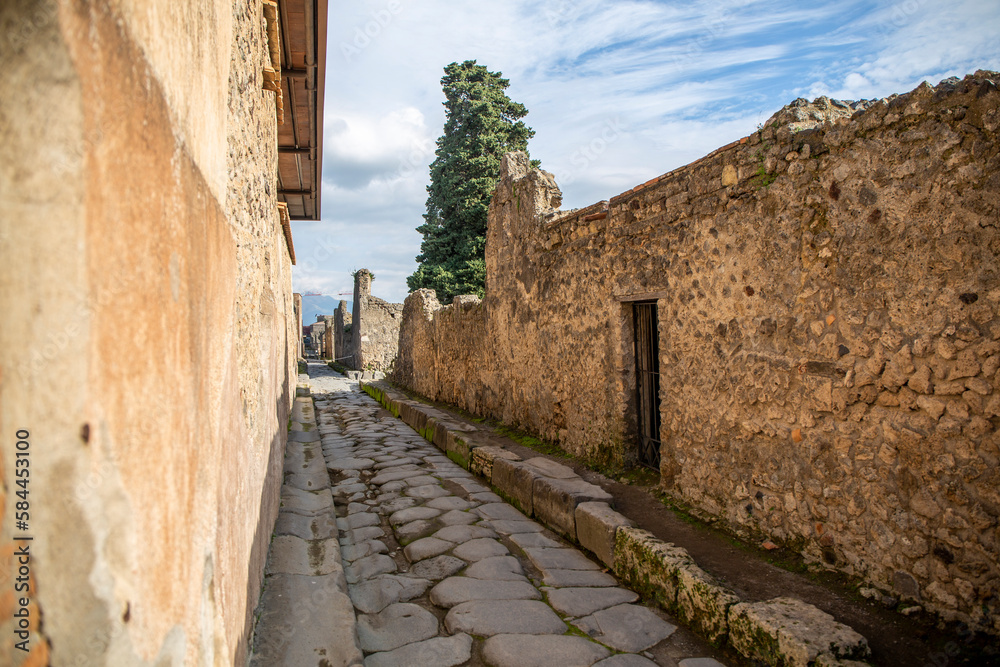 Φωτογραφία Stone streets of Pompeii, a city covered with lava from Vesuvius, near Naples in