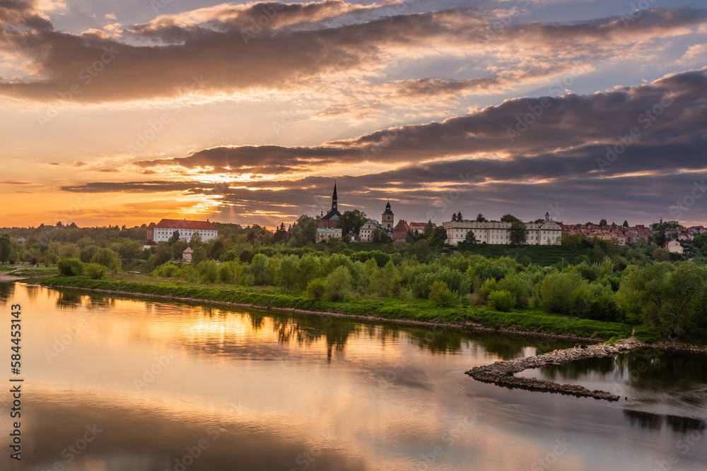 Panorama Sandomierz na tle barwnego zachodu słońca Panorama Sandomierz na tle barwnego zachodu słońca