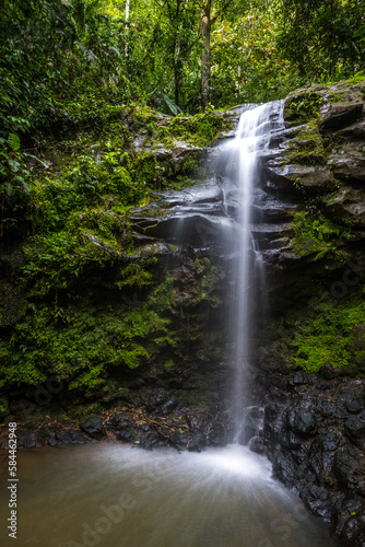 Kleiner Wasserfall in einem Wald bei Turrialba, Costa Rica