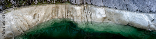 les strates d'une rivière asséchée au  fond d'un canyon photo