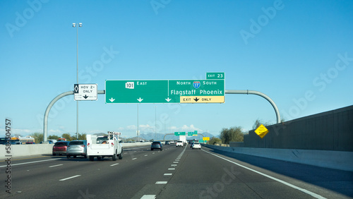 Canvas Print Early evening rush-hour traffic on Arizona Sate Loop 101 at the split toward Fla