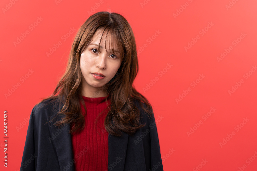 ジャケットを着た女性