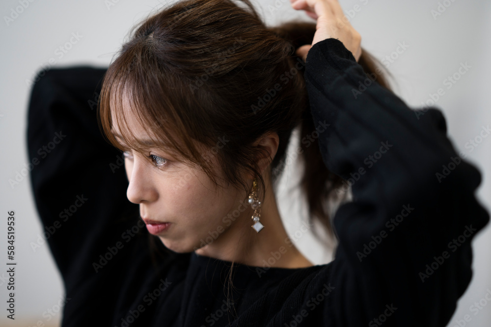 Fototapeta premium ヘアメイクをする女性