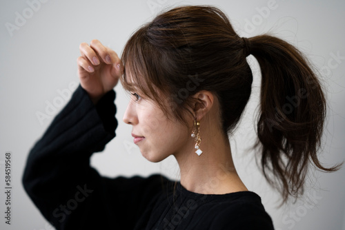 Wallpaper Mural ヘアメイクをする女性 Torontodigital.ca