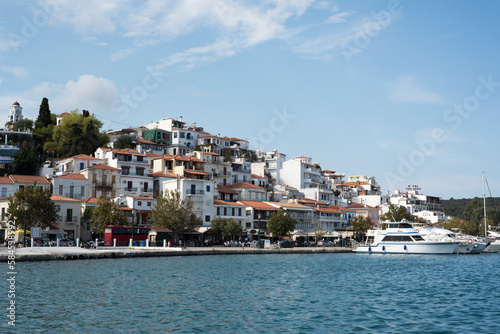 Hafen mit griechischer Architektur in Skiathos © benicoma