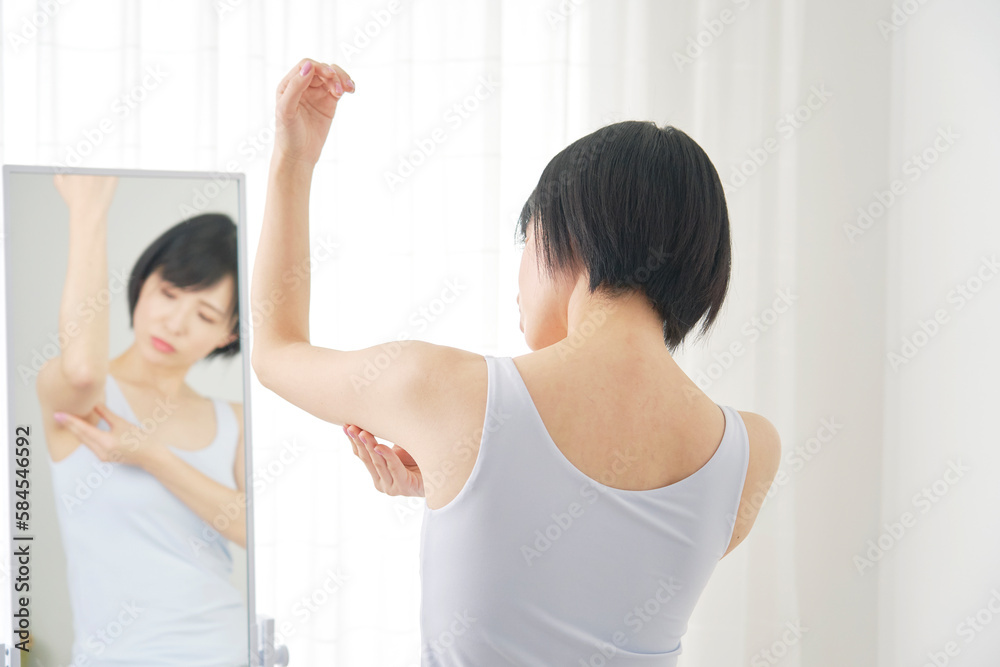二の腕の贅肉に悩む女性