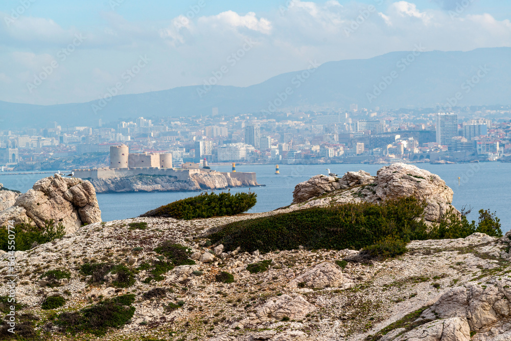 La ville de Marseille vue depuis les îles du Frioul