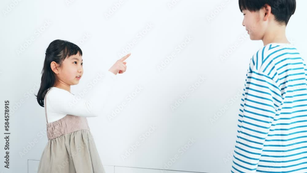 じゃんけんする男の子と女の子 じゃんけんする男の子と女の子