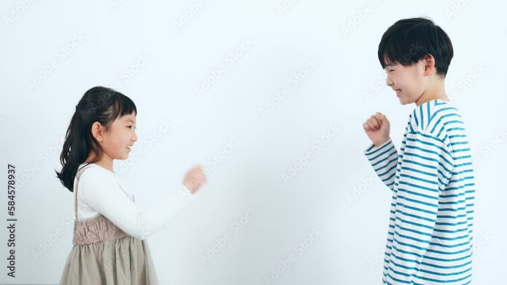 じゃんけんする男の子と女の子 じゃんけんする男の子と女の子