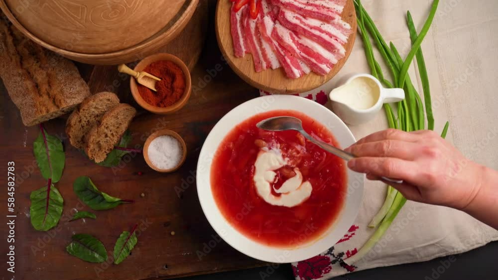 Stockvideo Woman serving hot Ukrainian borscht. Traditional Ukrainian