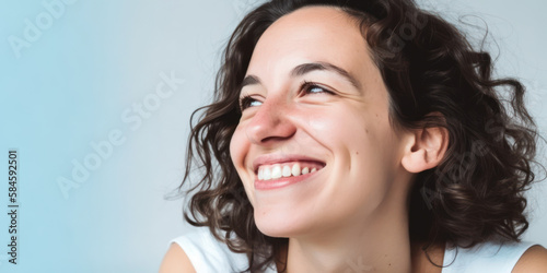 Jeune femme brune cheveux long en gros plan, souriante et rêveuse sur fond bleuté - Générer par IA