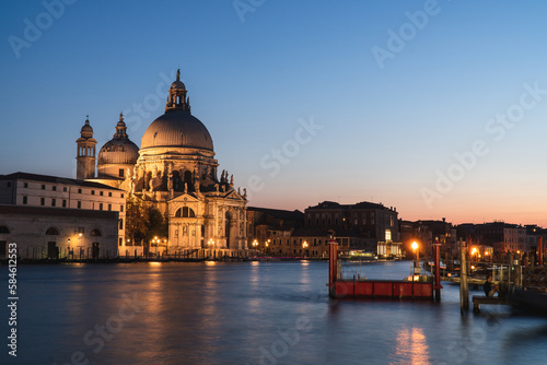 Basilika Santa Maria della Salute in Venedig am Abend