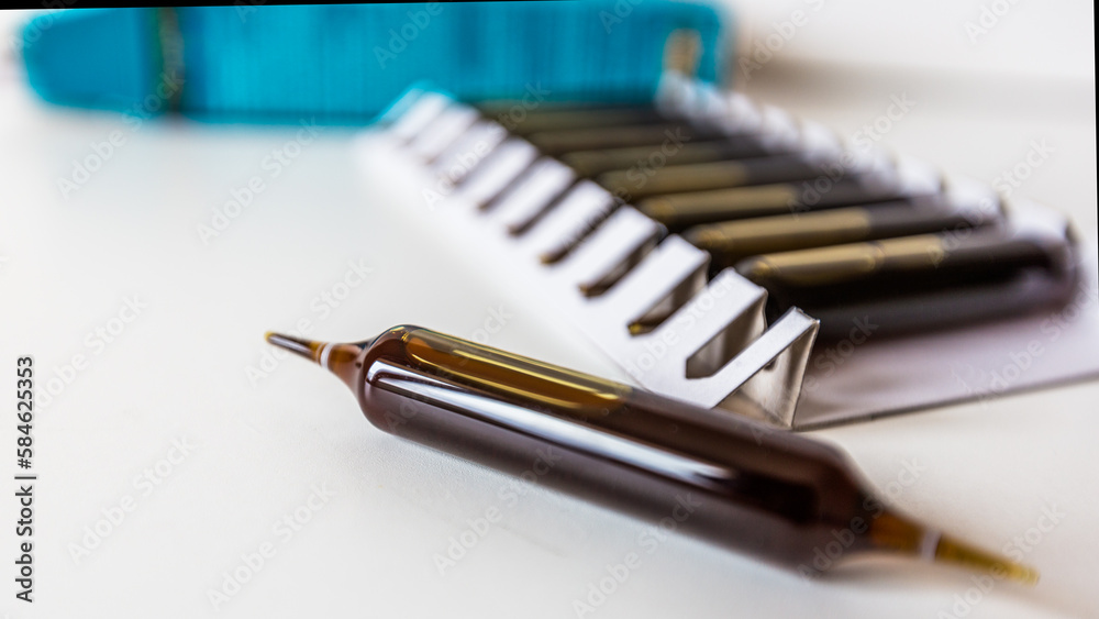 Ampoules buvables en verre et leur support Stock Photo Adobe Stock