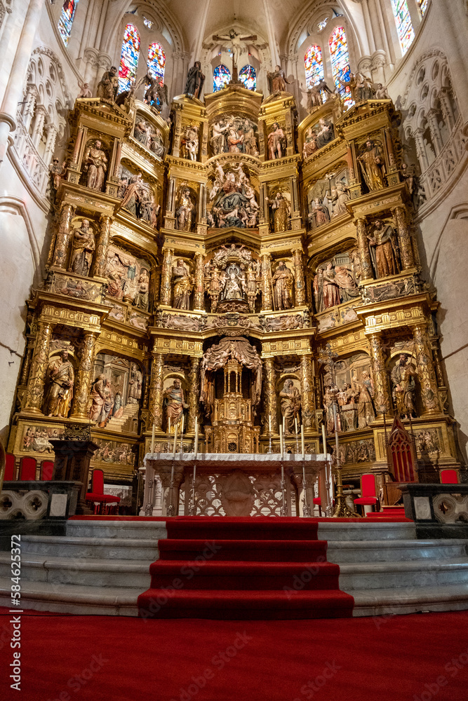Pared con estampas religiosas doradas de la catedral de Burgos en una de las salas para visitar los turistas.