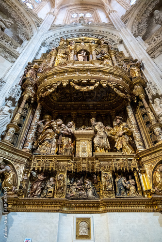 Pared con estampas religiosas doradas de la catedral de Burgos en una de las salas para visitar los turistas.