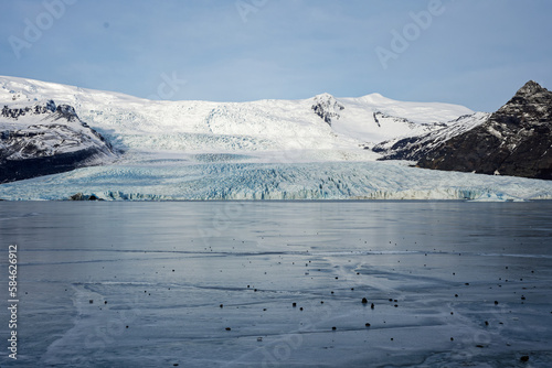 glacier et son un lac gelé en Islande avec un contraste de couleur entre terre, ciel et eau. ressources de la planète