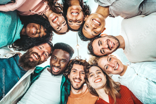 Fotografía Portrait close up picture of happy faces young friends standing in circle and lo
