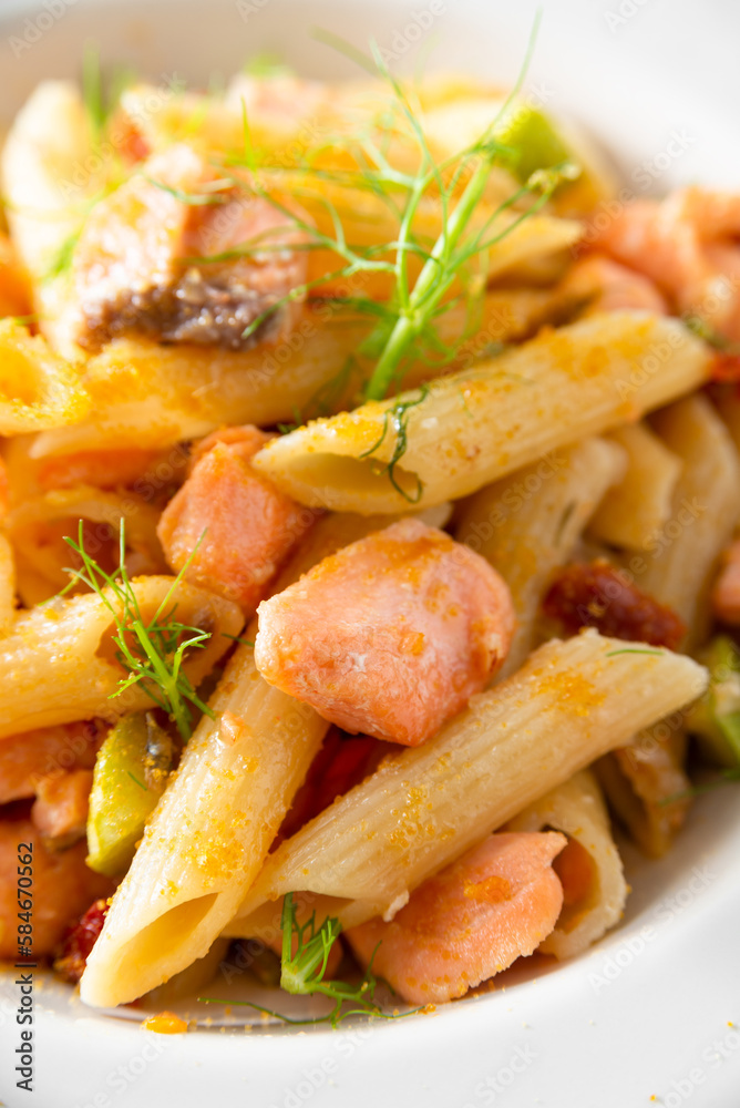 Piatto di deliziose penne al salmone, cibo italiano Piatto di deliziose penne al salmone, cibo italiano